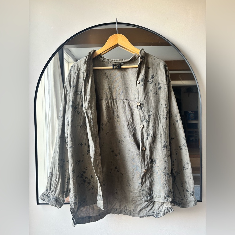 ITZYU | BC made floral linen with wooden buttons | size large - Picture 3 of 6